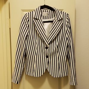 Robin black in white blazer